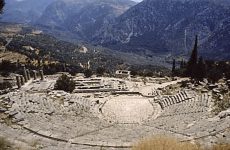 Antikes Theater mit Apollon-Tempel